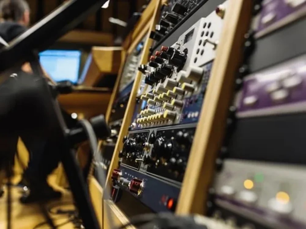 captivate the listener